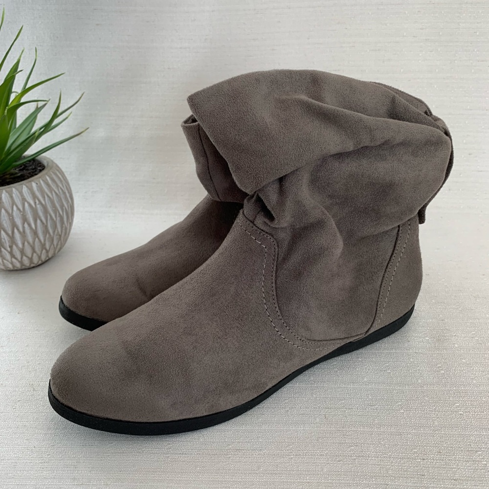 So Brand Dark Gray Microsuede Slouchy Pull On Ankle Boots Woman’s 7M